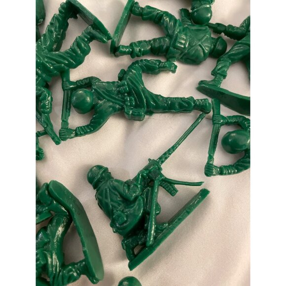 Schylling Classic Toy Soldier Set With 40 Green Army Men Figures - Picture 14 of 16